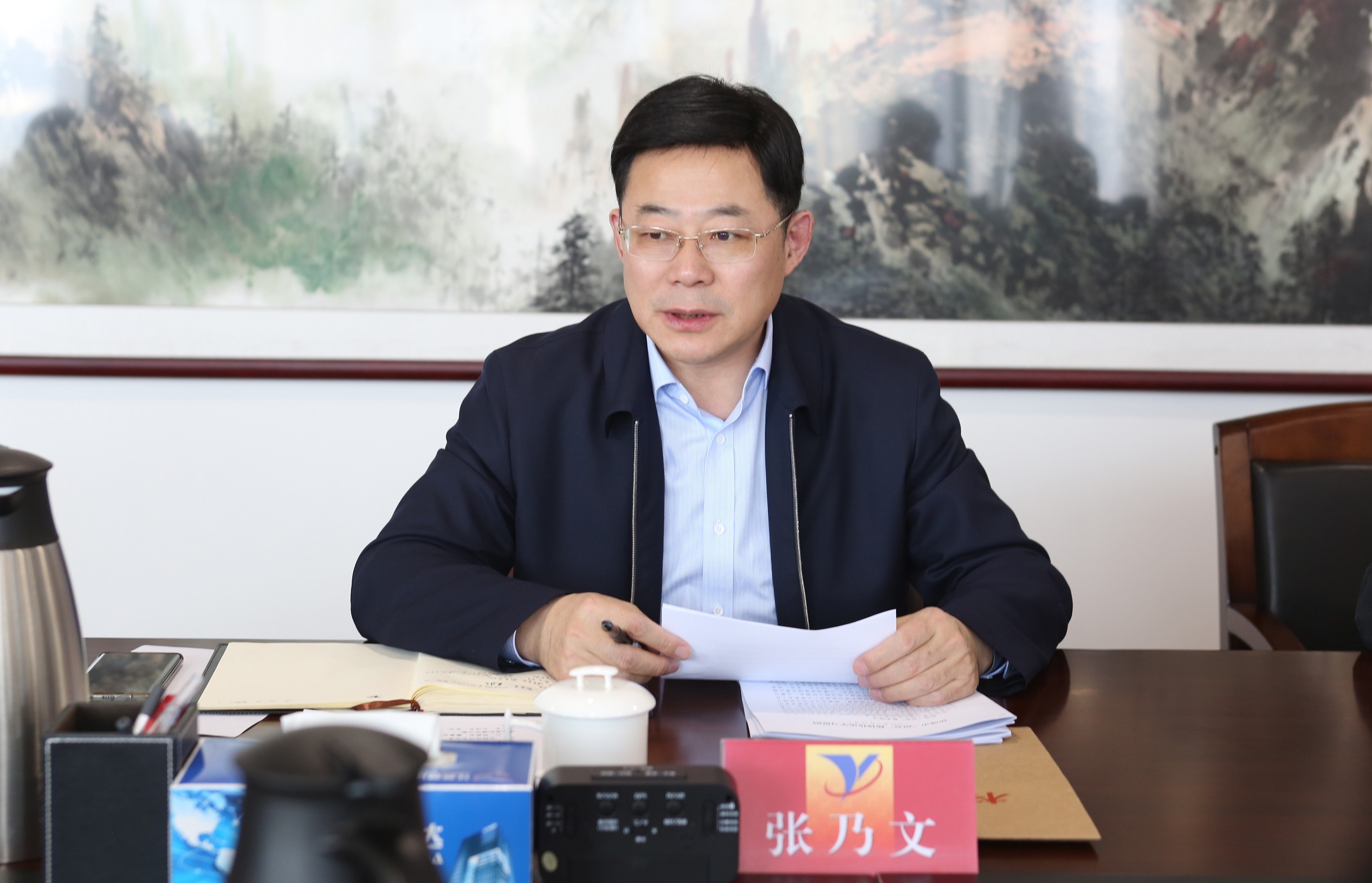 集團(tuán)召開黨委中心組學(xué)習(xí)會  2_眸目壓縮.jpg